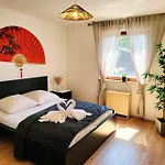 Deck-apartment, Next To Forest, Of Mountain, Free Parking, Renovated Appartement *