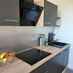 Deck-apartment, Next To Forest, Of Mountain, Free Parking, Renovated Appartement